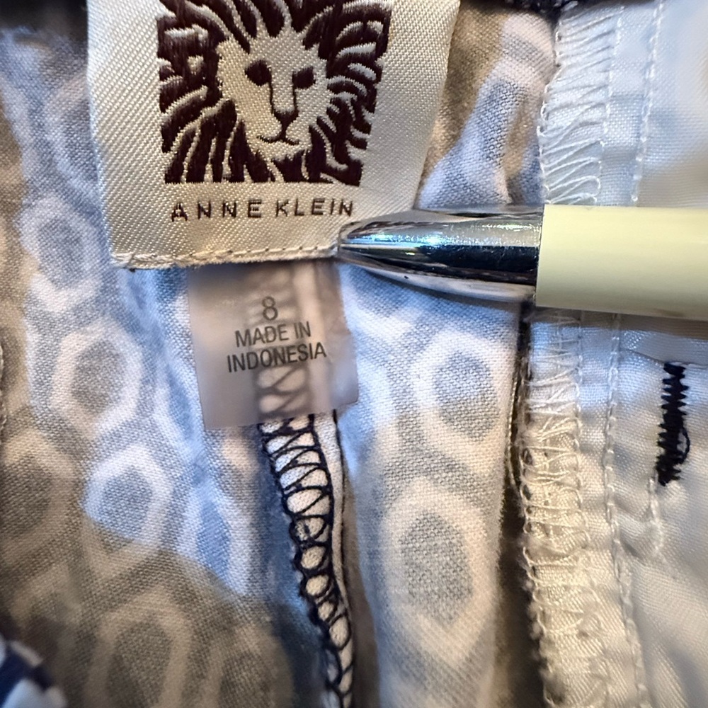 Anne Klein. Navy & White Honeycomb Shorts. Size 8. - Picture 5 of 6